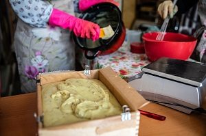 Astuces : comment enfin faire tenir du papier cuisson dans n'importe quel  moule ou contenant ?